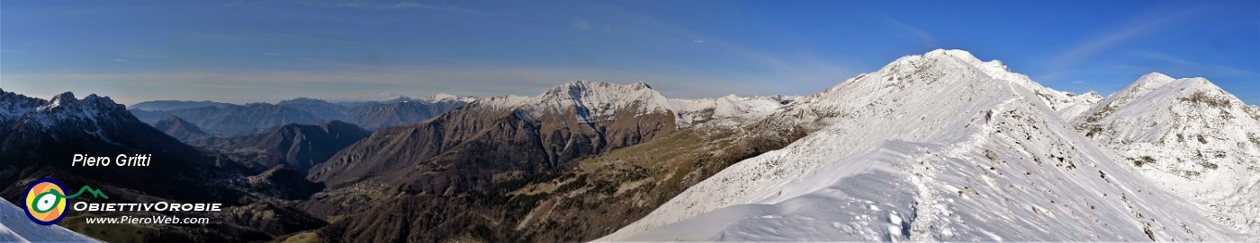 41 Panoramica in cresta innevata per Cima Grem.jpg